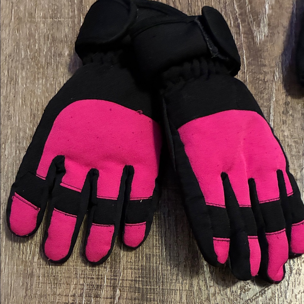 3M Thinsulate Kids Mittens - Black and Pink - Picture 3 of 5
